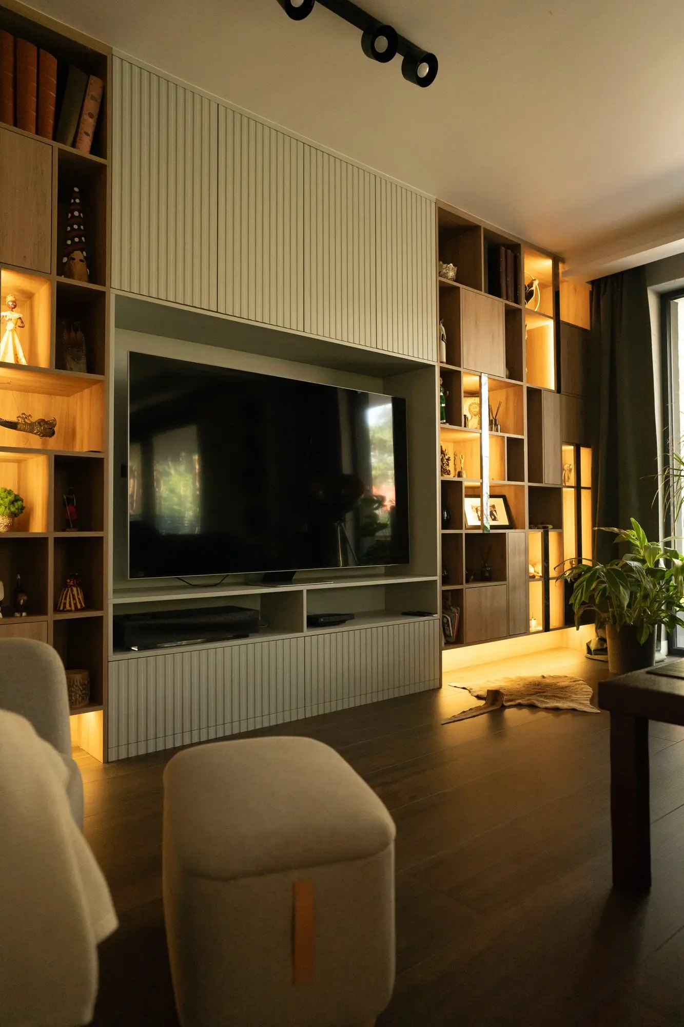 Salon z zabudową RTV – projekt wnętrza NicaDesign, Warszawa