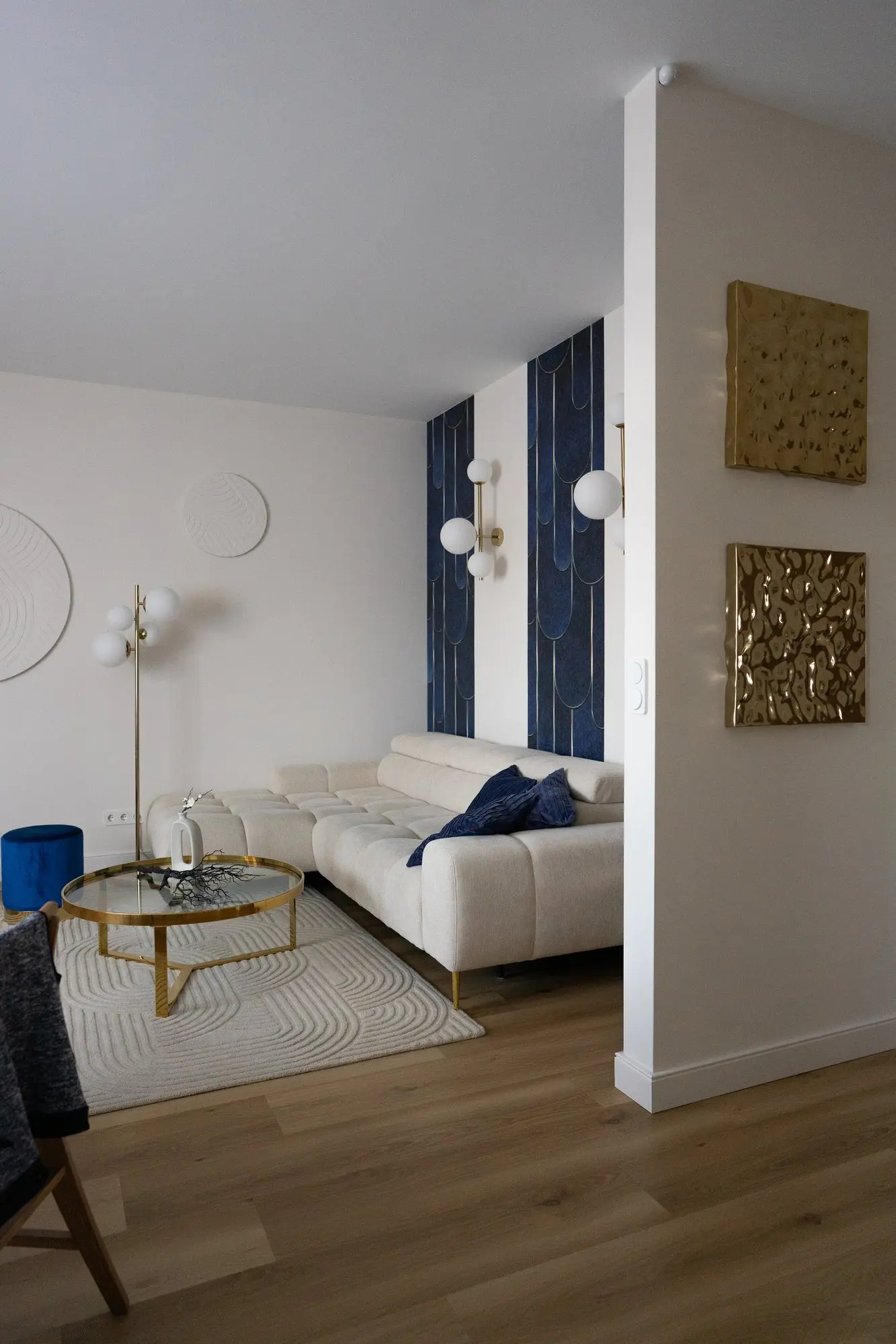 Salon z granatowym akcentem – projekt wnętrza NicaDesign, Warszawa