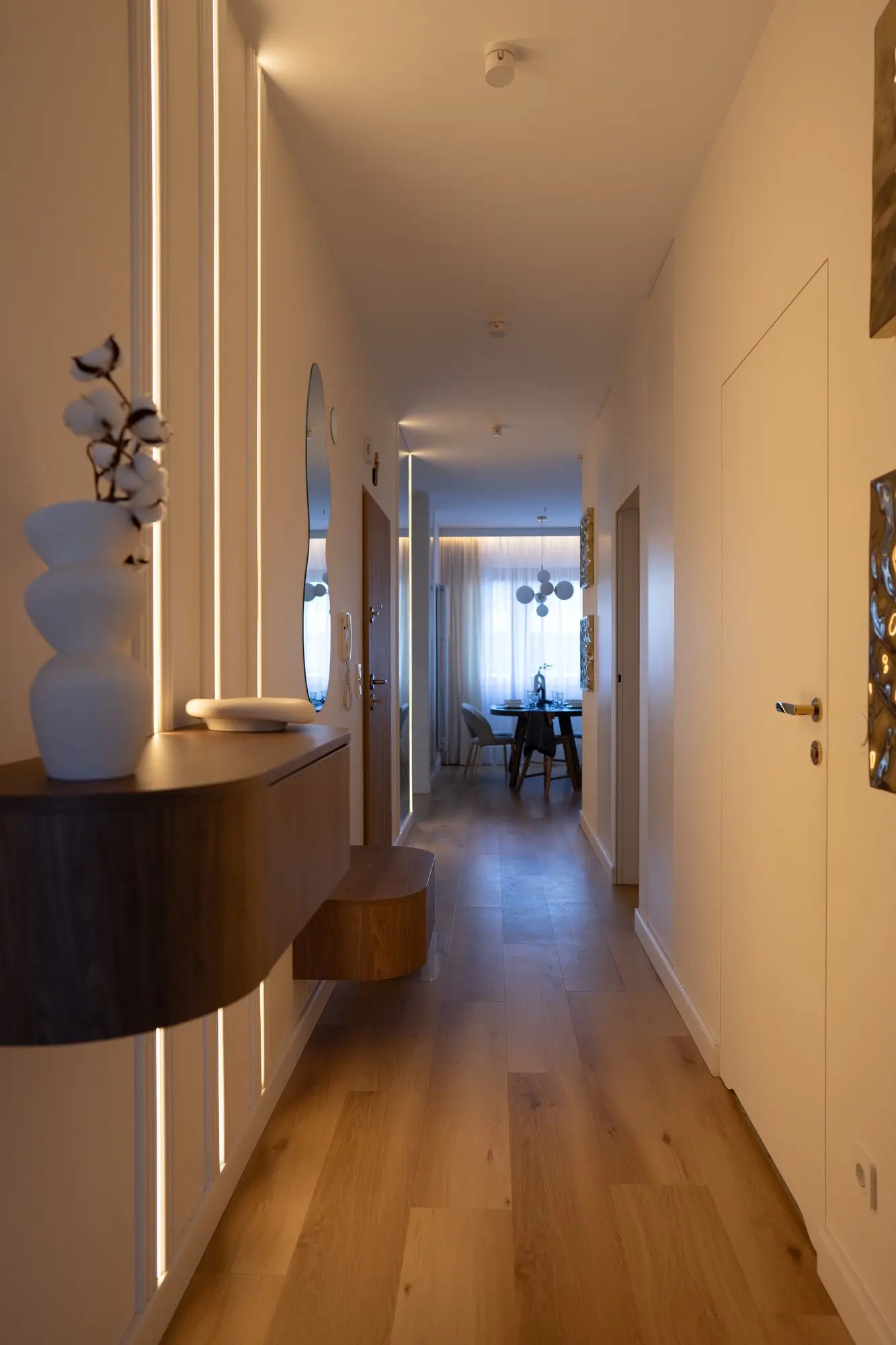 Korytarz z podświetleniem – projekt wnętrza NicaDesign, Warszawa