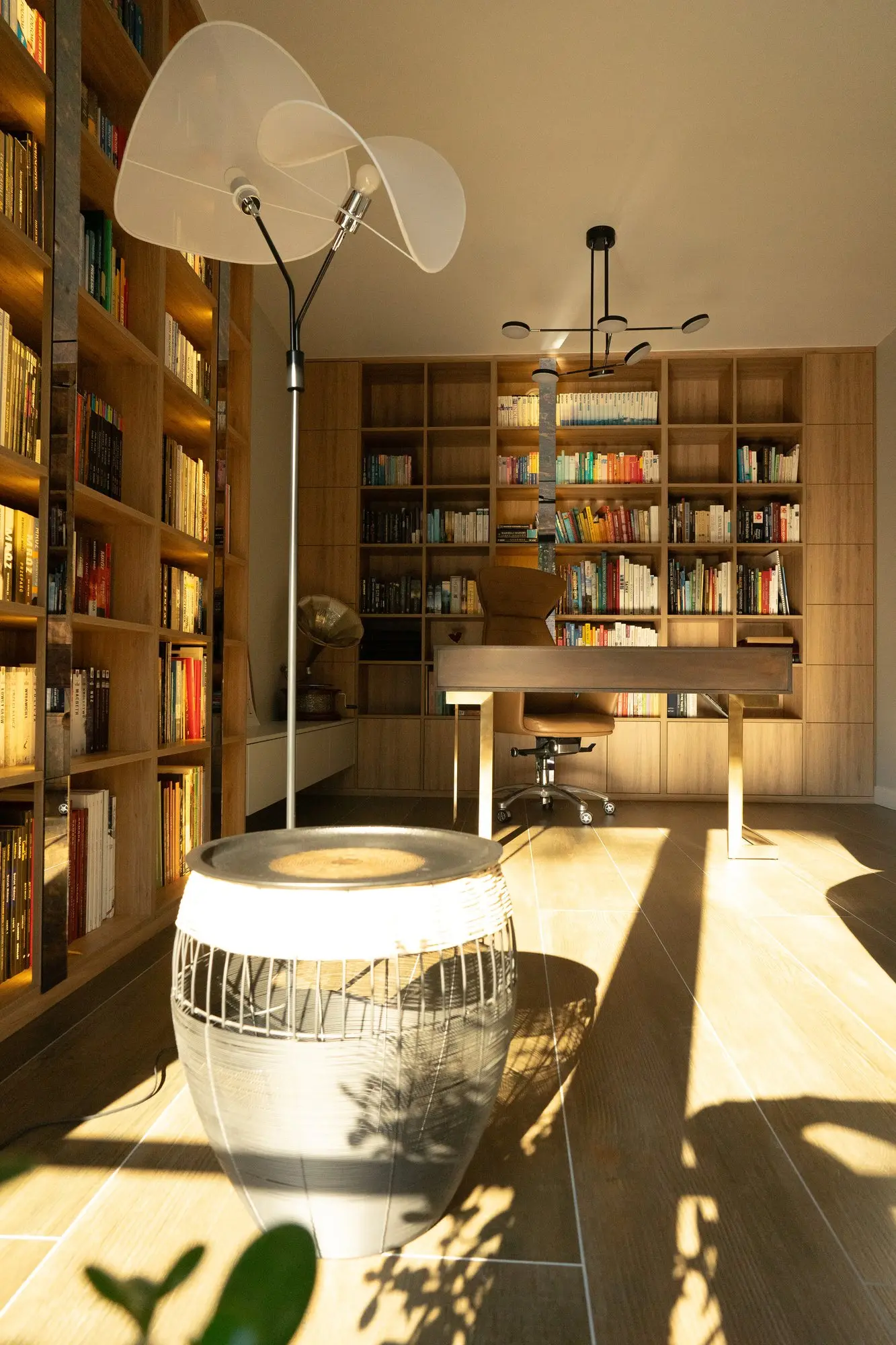 Gabinet z biblioteczką – projekt wnętrza NicaDesign, Warszawa