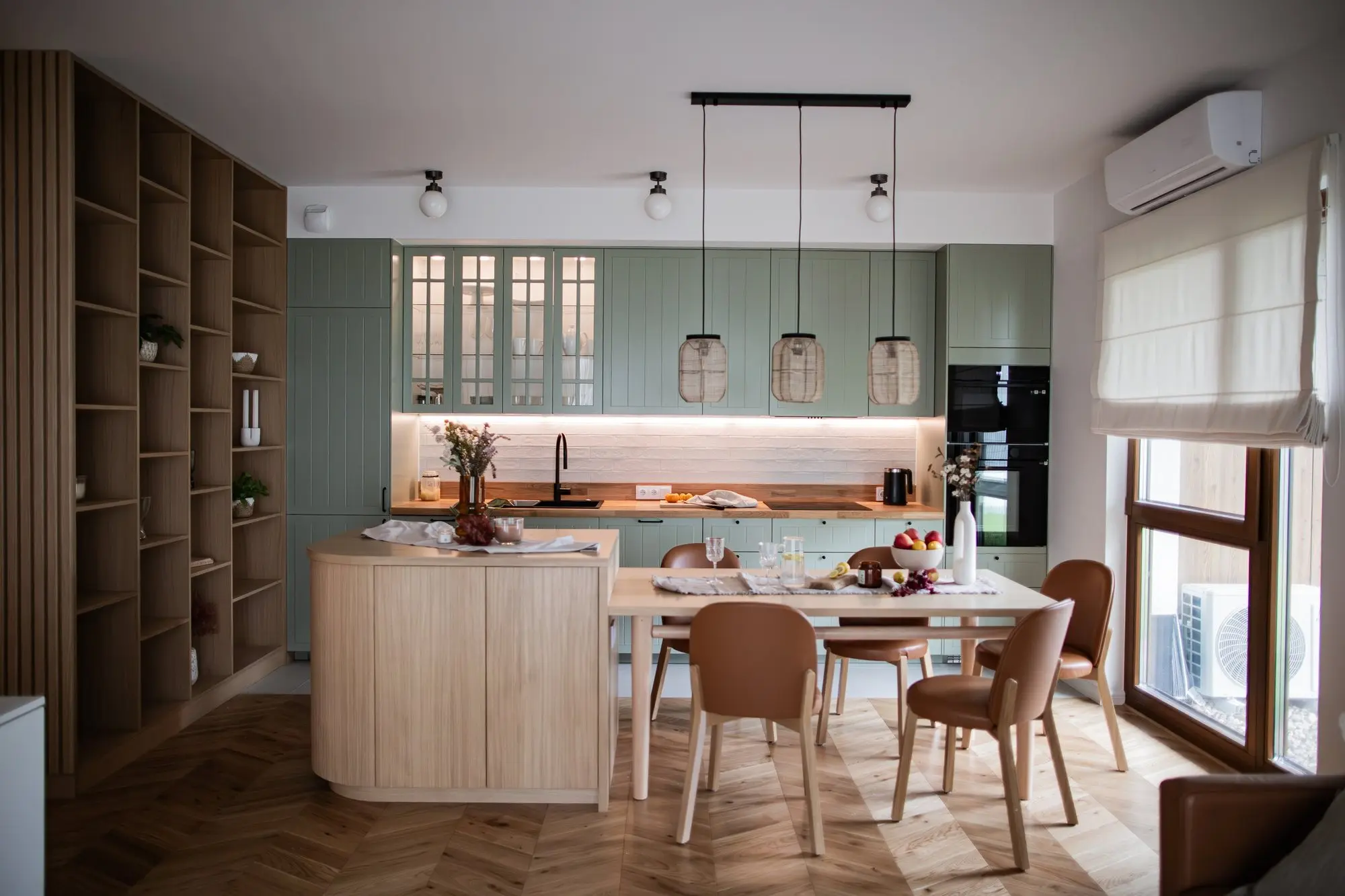 Kuchnia z wyspą i regałem – projekt wnętrza NicaDesign, Warszawa