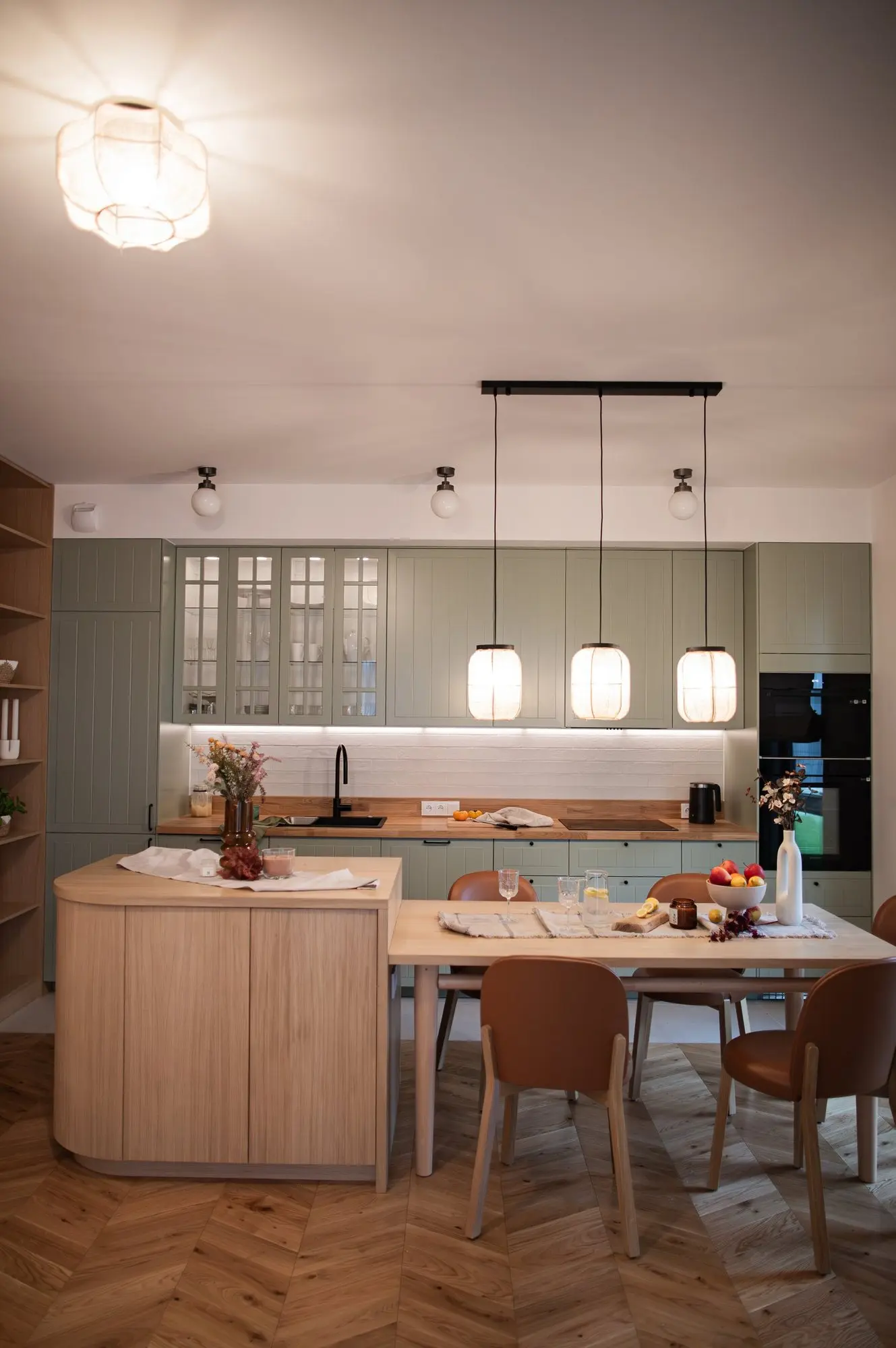 Kuchnia w kolorze szałwii – projekt wnętrza NicaDesign, Warszawa