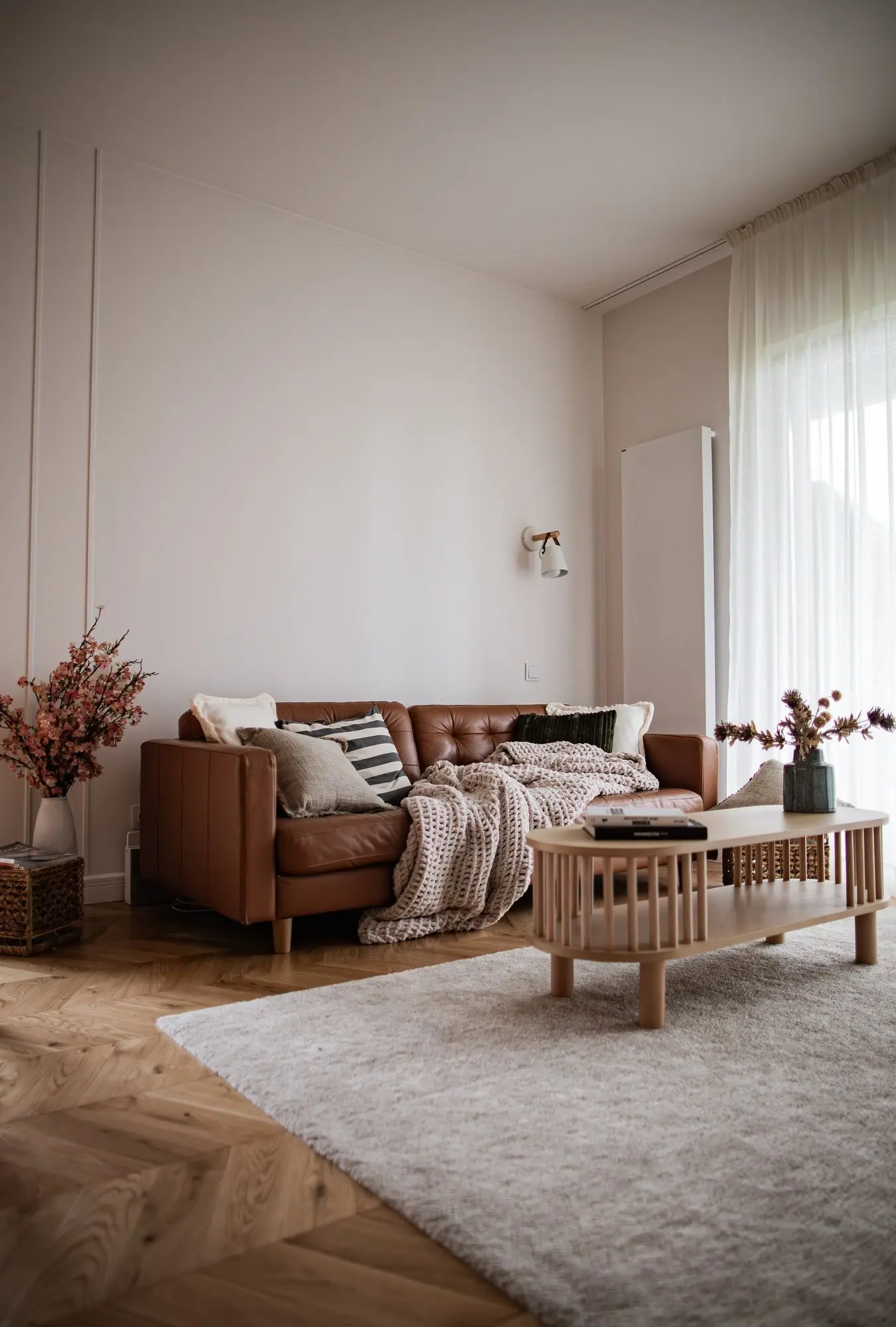 Salon ze skórzaną sofą – projekt wnętrza NicaDesign, Warszawa